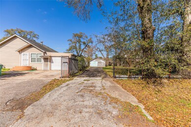 211 Caplin St, Houston, TX 77022 - photo 2