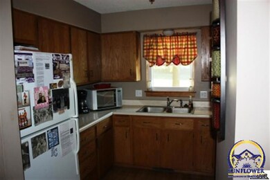 305 E 5th St, Hoyt, KS 66440 - photo 3