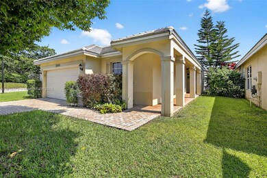 8800 Lake Park Cir N, Davie, FL 33328 - photo 4