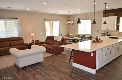 Gorgeous Open Concept Floorplan.   Great Room Comb