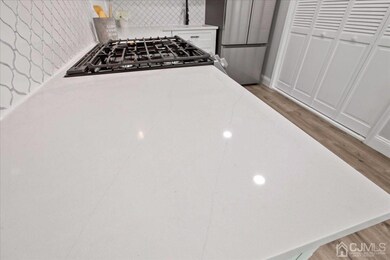 GLEAMING Quartz Countertop