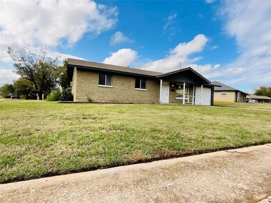 View of front facade featuring a front lawn