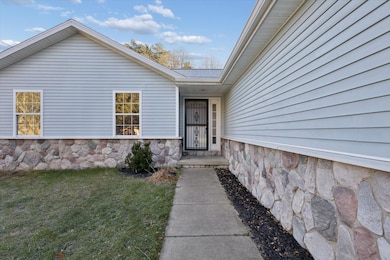 04-20220-Hubbard-St-Windowstill