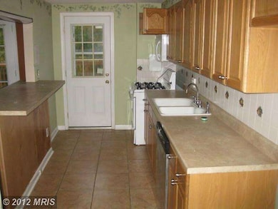 903 Circle Dr, Halethorpe, MD 21227 - photo 3