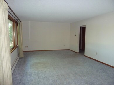 Living Room (View 2)<|><|>
