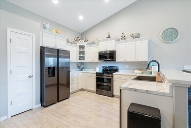 722 Grindstone Cir, Waterloo, IA 50702 - photo 5