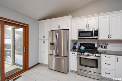 1350 W 49th St, Davenport, IA 52806 - photo 6