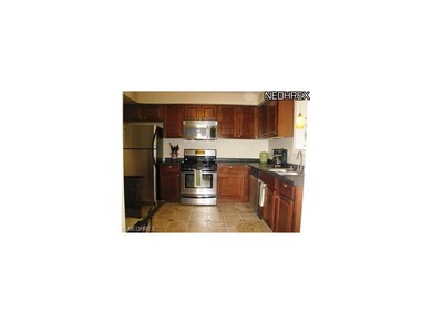 Large/Spacious eat-in kitchen with newer cabinets,