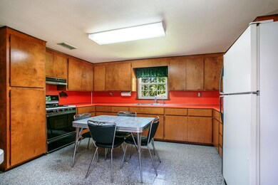 Large Kitchen - Plenty of Counters