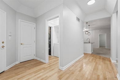 To the right is the hall bath and 2nd bedroom ...