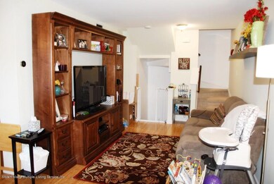 livingroom2-350Ilyssa