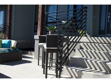 Spacious front patio/courtyard
