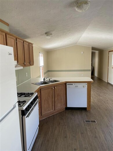 20 Old Henniker Rd unit 34, Hillsborough, NH 03244 - photo 4