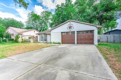 315 Sycamore St, Alvin, TX 77511 - photo 2