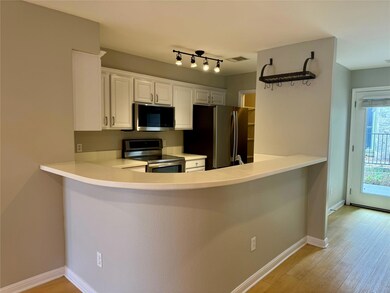 Kitchen with appliances with stainless steel fini