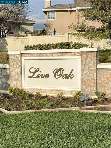This lovely Live Oak view lot property is ideally 