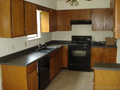 732 W Commercial St, Broken Arrow, OK 74012 - photo 2