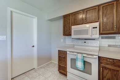 1604 W Temple St-15