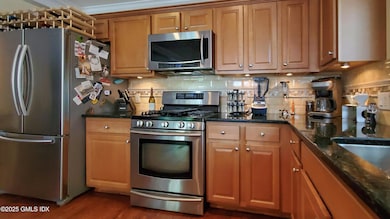 32 Cliff S10+ LR kitchen 3-144352