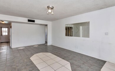 1424 E Broadmor Dr-large-004-016-Living