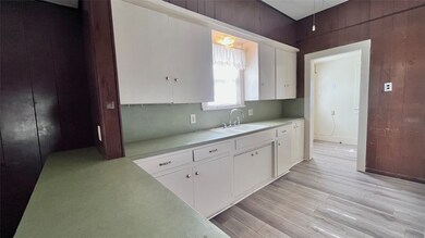 1408 6th St, Bay City, TX 77414 - photo 5