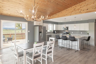 Kitchen & Dining