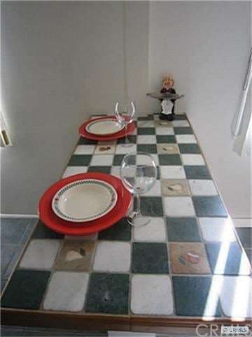 Nice counter between dining area and kitchen room 