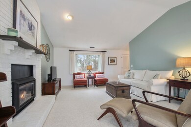 006-photo-living-room-6939870