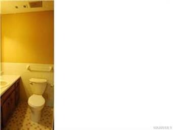Hallway Bath w/Tile flooring