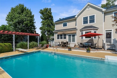 565 S 8th St, Lindenhurst, NY 11757 - photo 5