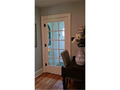 The vestibule greets you thru the glass door.   In