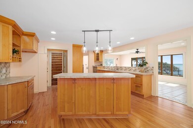 Eat-in kitchen w/ island seating