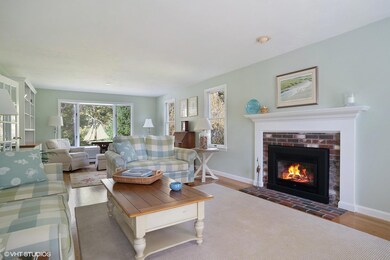 03_25ElmcroftWay_1_LivingRoom_MLSuse_150