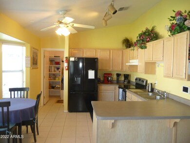 Kitchen & eat-in nook