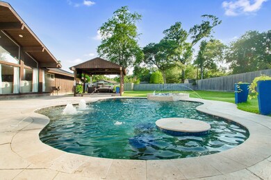 602 S Clear Creek Dr, Friendswood, TX 77546 - photo 2