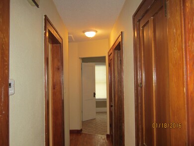 Hall way to Bedrooms<|><|>