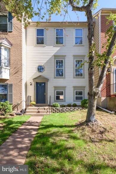 10501 Trinidad Ct, Manassas, VA 20109 - photo 2