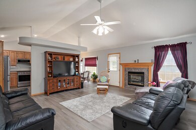 1001 W Thorngate Dr-14