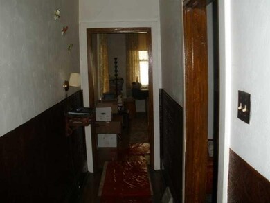 Entry/Foyer.