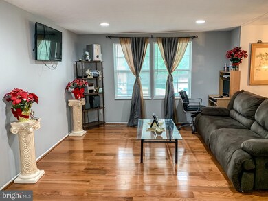 9202 Honey Creeper Ct, Burke, VA 22015 - photo 5