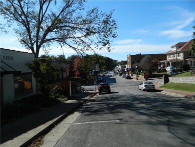 Watch the parades from your deck. Trapes on down to Broadway Cafe or 28 Springs for great food and drinks or the park for a live concert. Perfect location for a charming Air B&B.