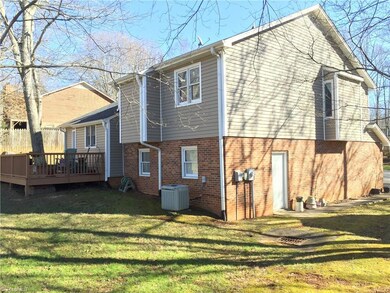 719 Old Barn Cir, Pilot Mountain, NC 27041 - photo 2