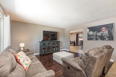 004_Living Room