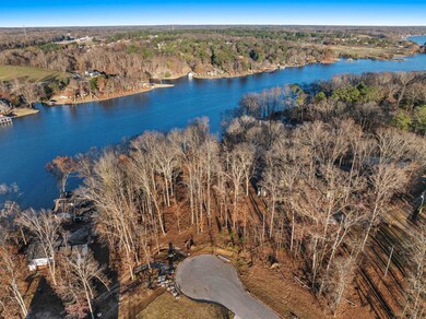 908 Bridgewater Dr, Florence, AL 35634 - photo 2