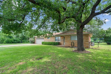 828 Vickie Dr, Azle, TX 76020 - photo 2