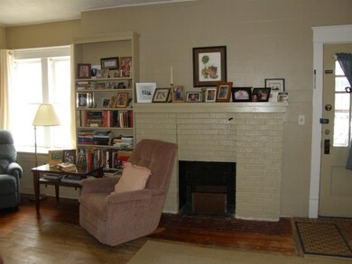 112_Huron_7_LivingRm