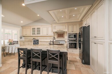 Kitchen Breakfast bar and Eat in Kitchen