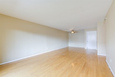3055 Walnut Bend Ln unit 21, Houston, TX 77042 - photo 5
