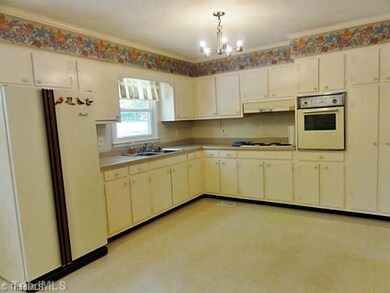 5512 Fallingbrooks Dr, Greensboro, NC 27407 - photo 5