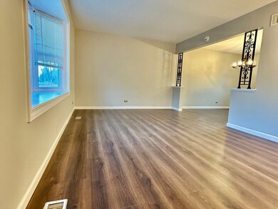 10S276 Alan Rd, Naperville, IL 60564 - photo 2